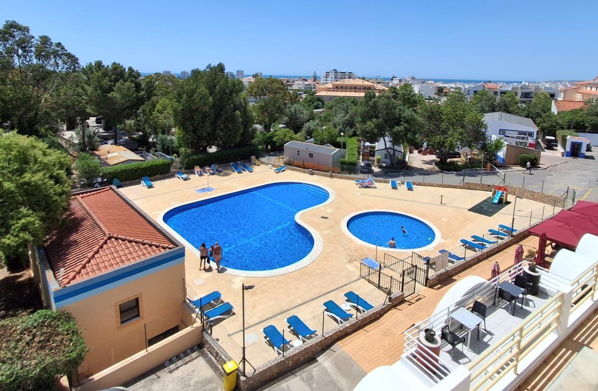 Camping Alvor swimming pool area
